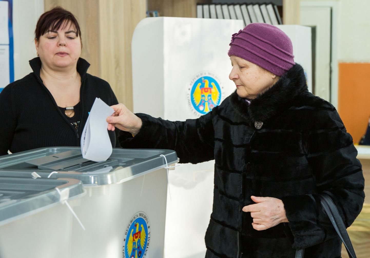 Naine hääletamas Moldova pealinnas Chișinăus.