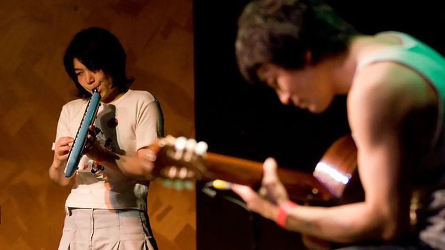 Tenniscoats on alates 1999. aastast Tokyos tegutsev eksperimentaalne indie-folk duo.