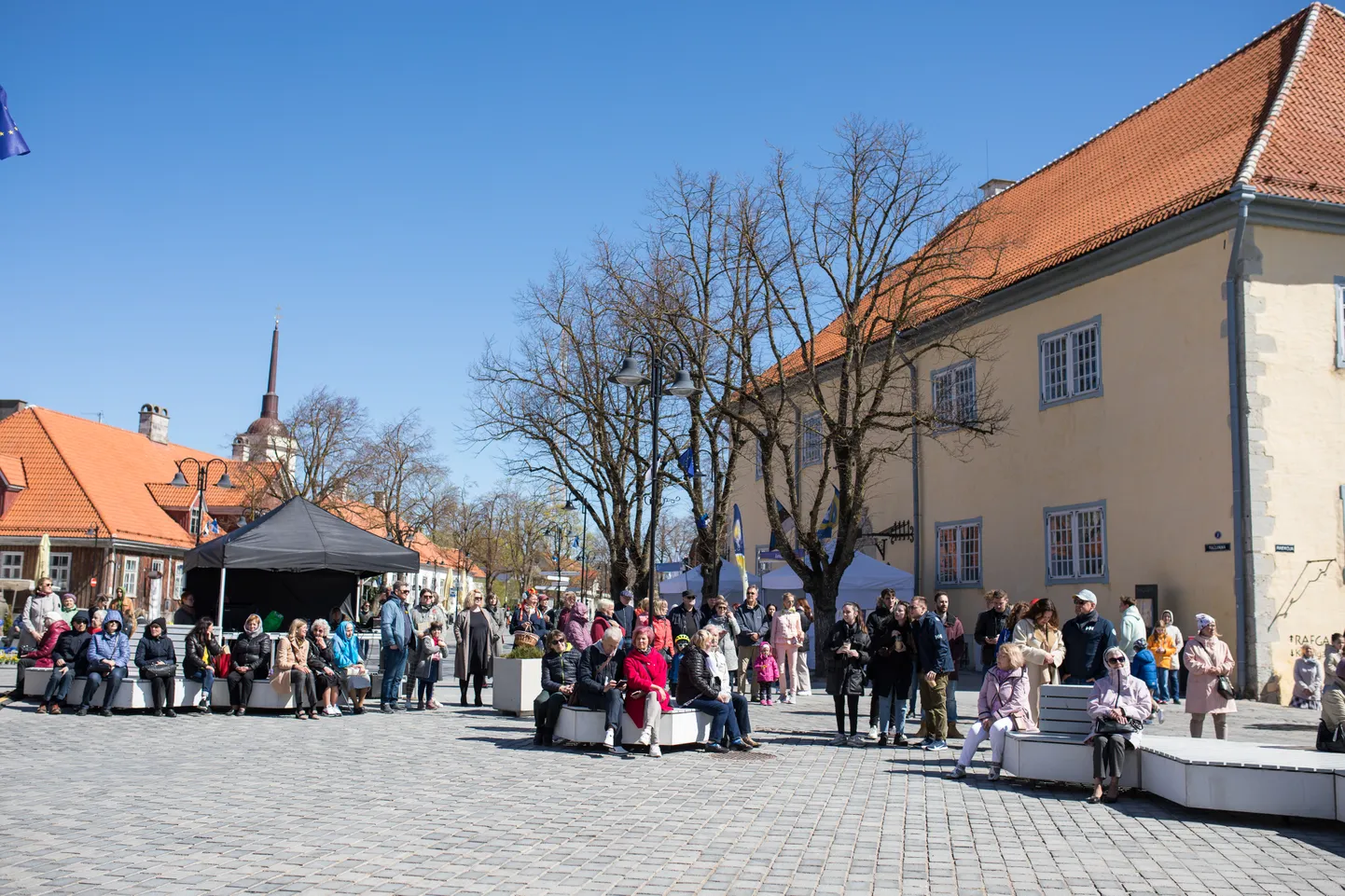 Rahvas Kuressaare liinas