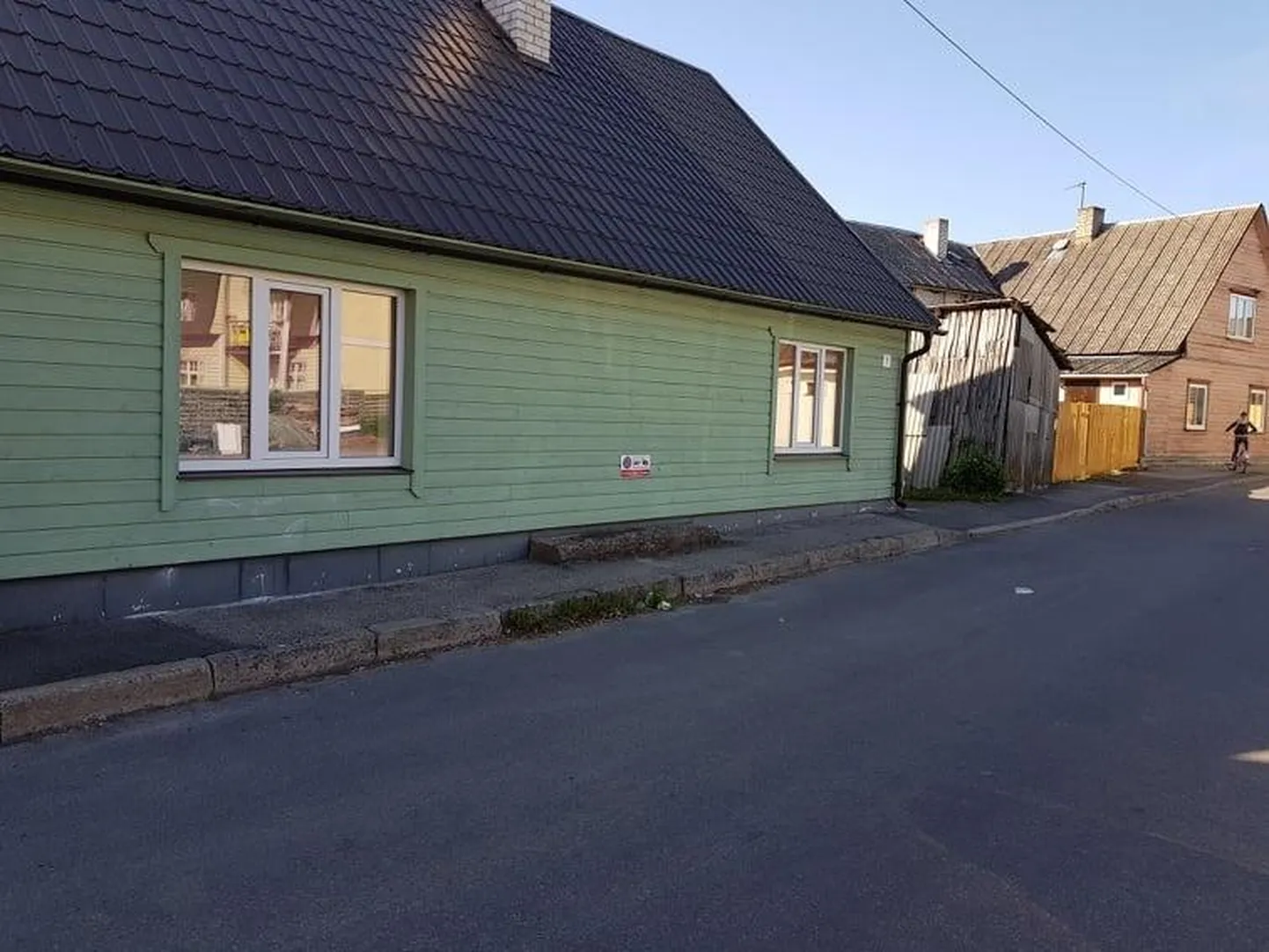 Kuigi sellised parkimist keelavad sildid on juriidilises mõttes kehtetud ja sõidukijuhid nendest juhinduma ei pea, on majaelanike mure ja põhjendus mõistetav. Lahendust peaks aga otsima linnavalitsusest.