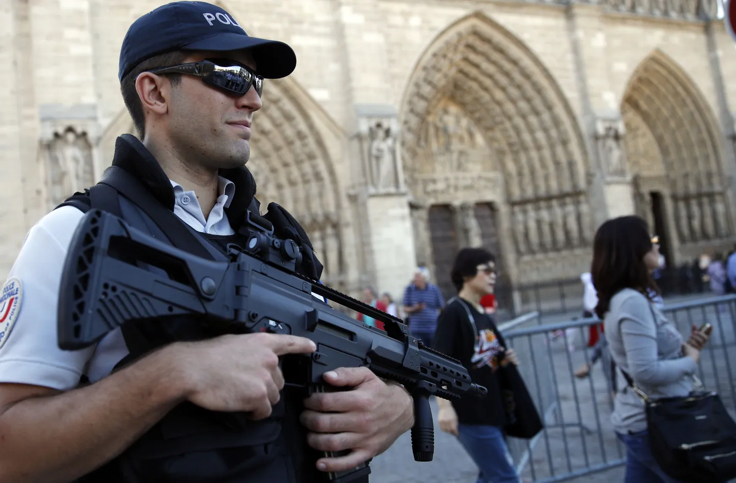 Relvastatud politseinik täna Pariisis Jumalaema kiriku ees.