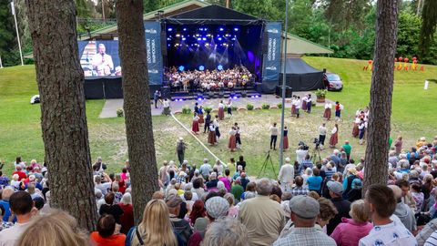 GALERII ⟩ Harmoonika täitis taas Intsikurmu pingiread