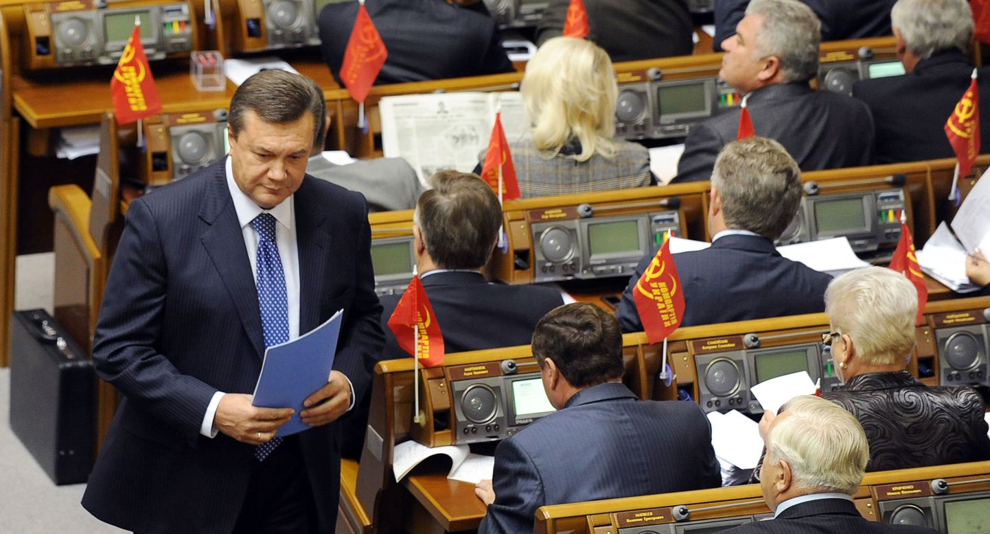 Regioonide partei liider Viktor Janukovitš teisipäeval Ukraina parlamendis Ülemraadas, kus tõdeti, et senine koalitsioon on lõplikult laiali läinud.
