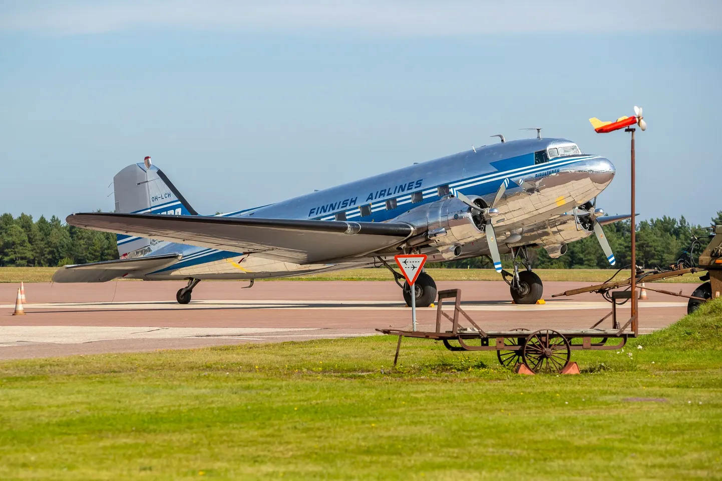 Douglas DC-3 Kuressaare lennuväljal