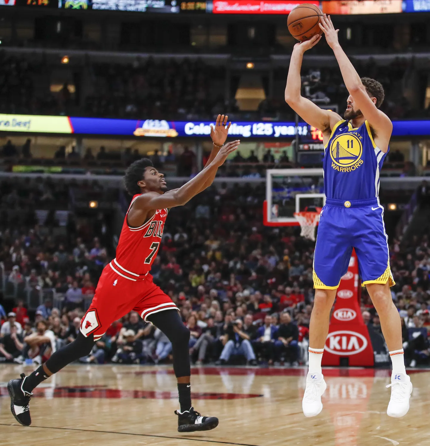 Golden State Warriors guard Klay Thompson, right, shoots a three pointer against Chicago Bulls forward Justin Holiday, left, during the first half of an NBA basketball game, Monday, Oct. 29, 2018, in Chicago. (AP Photo/Kamil Krzaczynski)