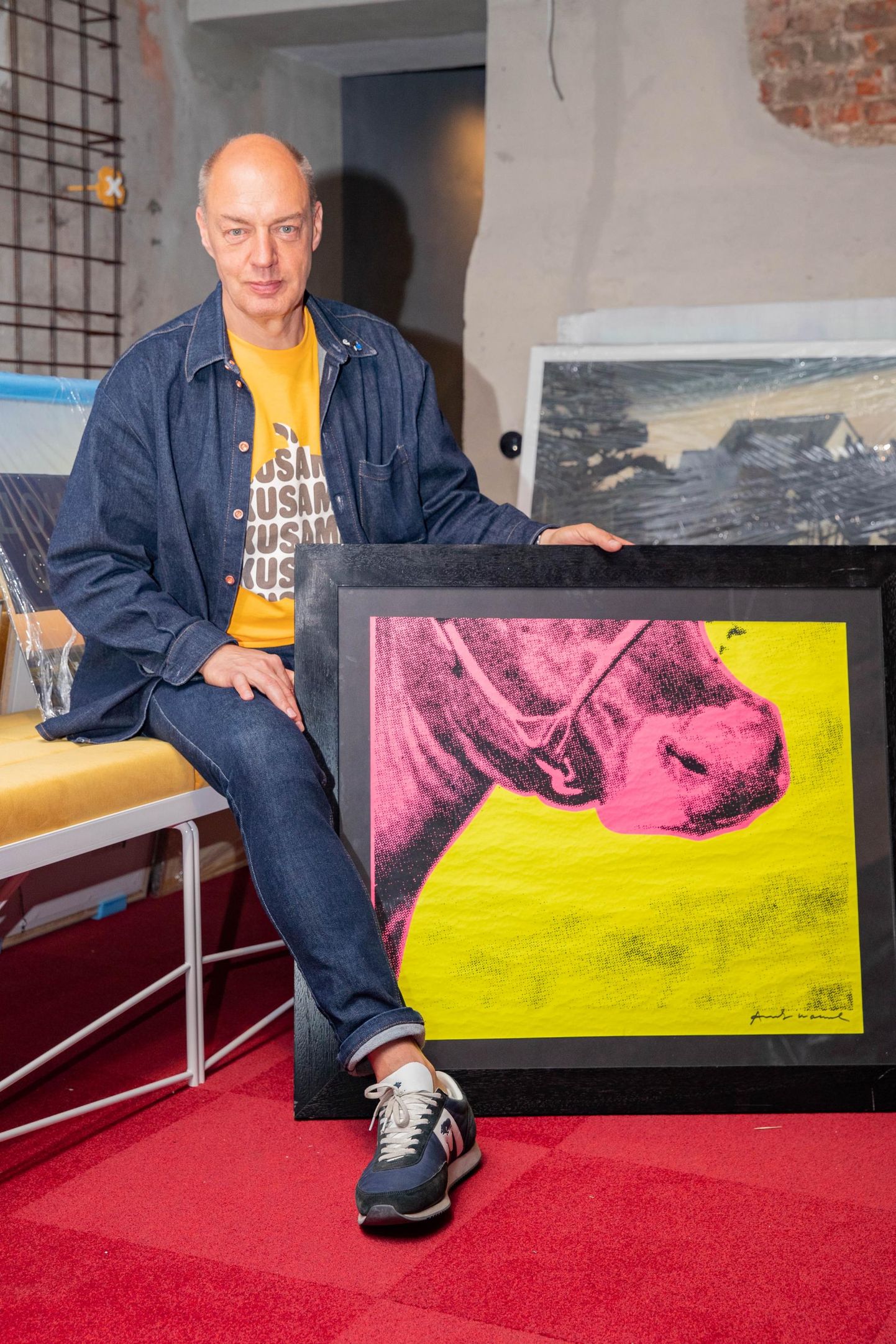 06.06.23, Tallinn. Linnar Viik paneb oma kunstikogust muuseumi püsti Tallinna südamesse. Pildil Linnar Viik Andy Warholi maaliga, mis kujutab lehma.