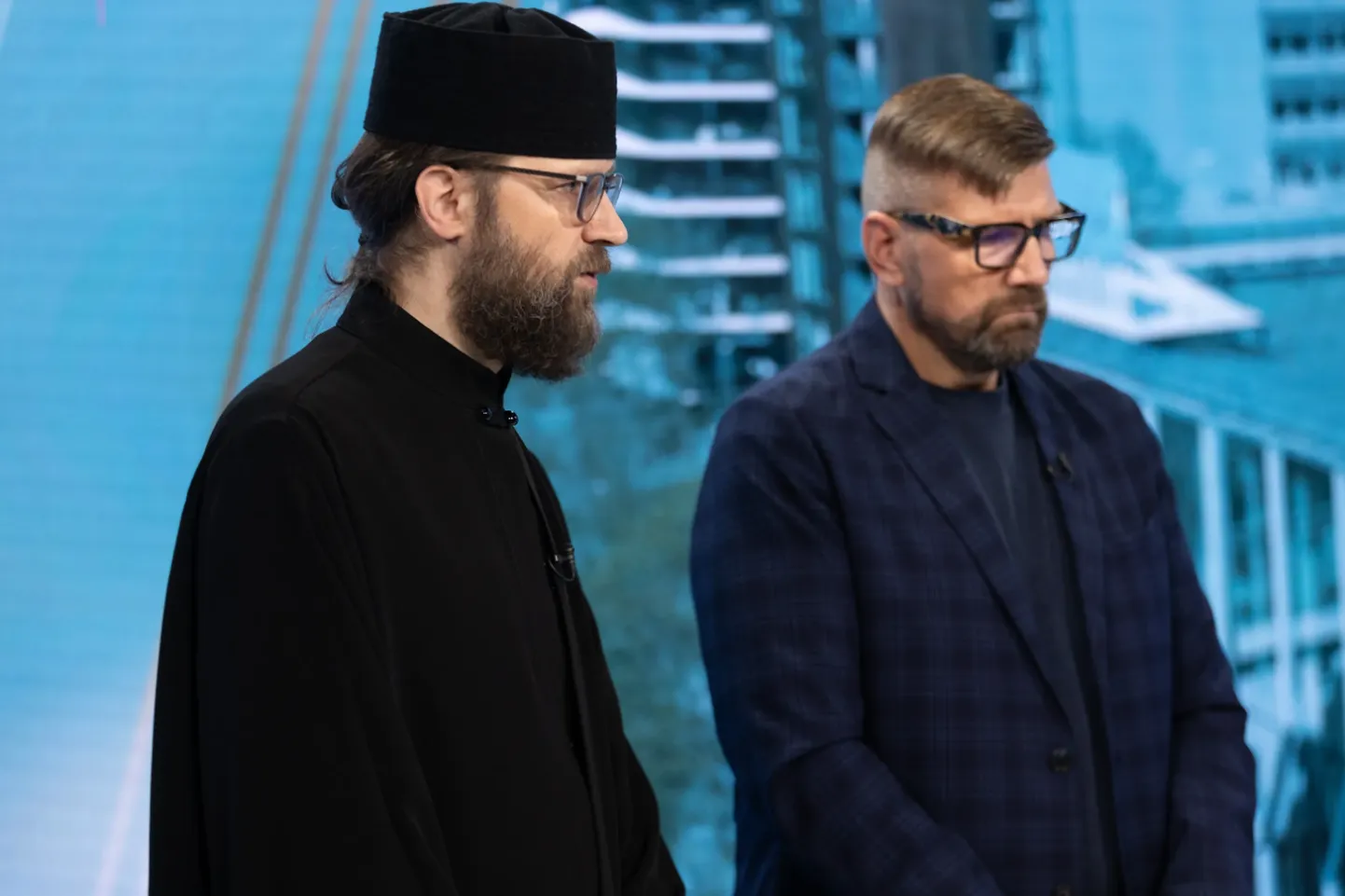 Tartu piiskop Daniel (vasakul) ja siseministeeriumi tookordne asekantsler Raivo Küüt (paremal) vaidlevad Postimehe stuudios MPEÕK Vene Õigeusu Kiriku alluvusest lahkumise võimalikkuse üle.