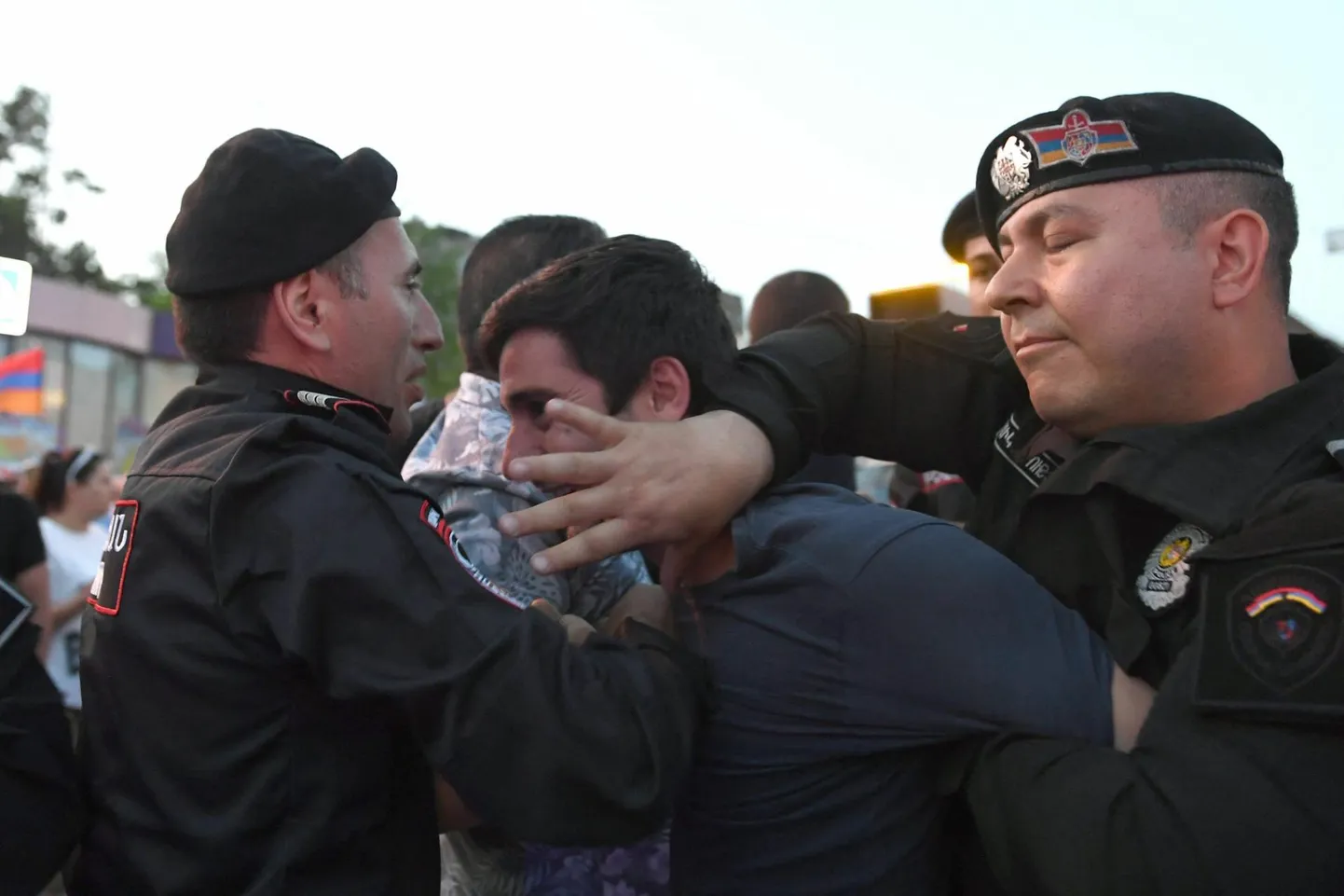 Armeenia politseinikud arreteerimas protestijaid meeleavalduse ajal, mis oli suunatud külade üleandmise vastu Aserbaidžaanile.

 

 