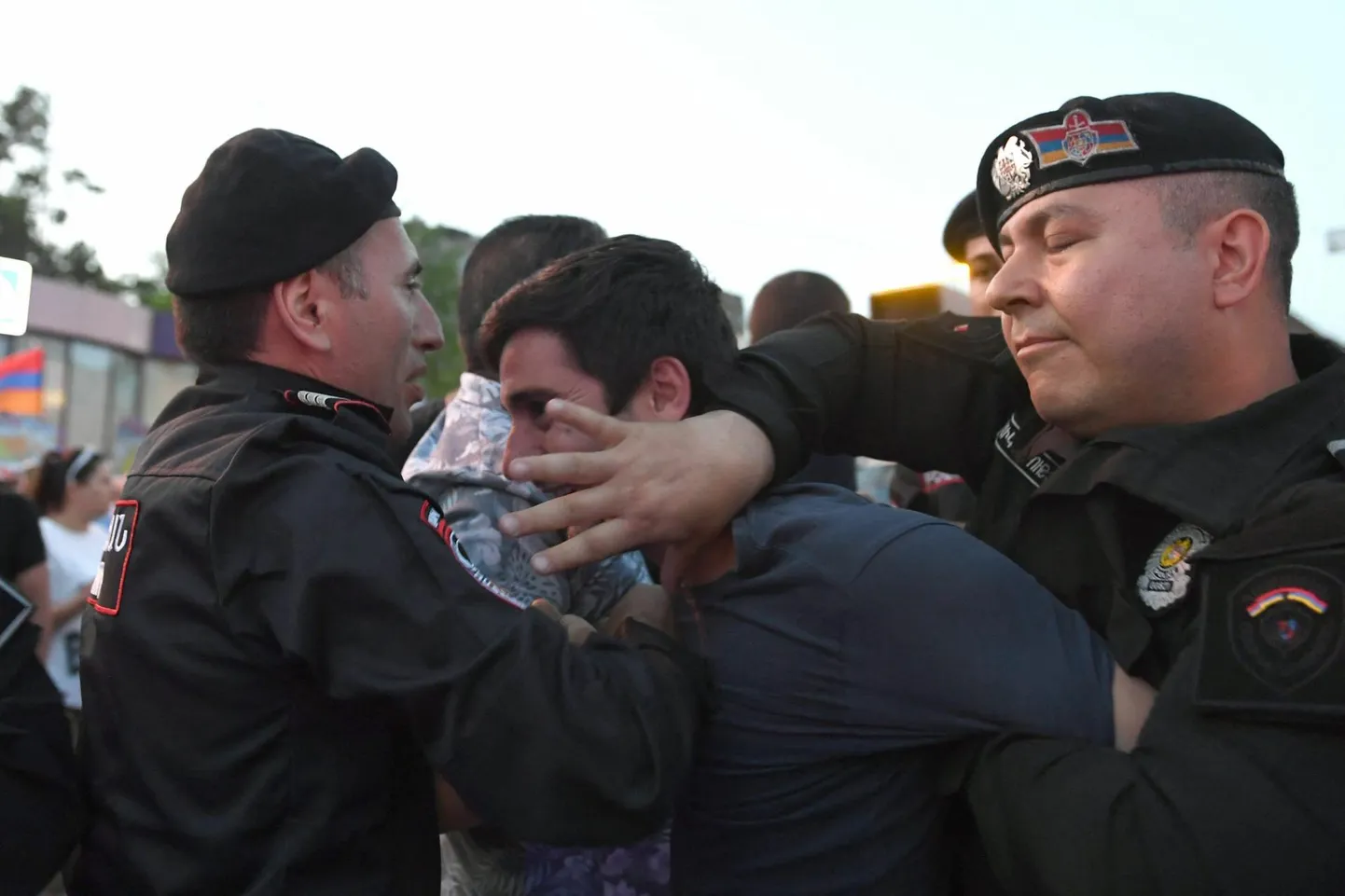 Armeenia politseinikud arreteerimas protestijaid meeleavalduse ajal, mis oli suunatud külade üleandmise vastu Aserbaidžaanile.
