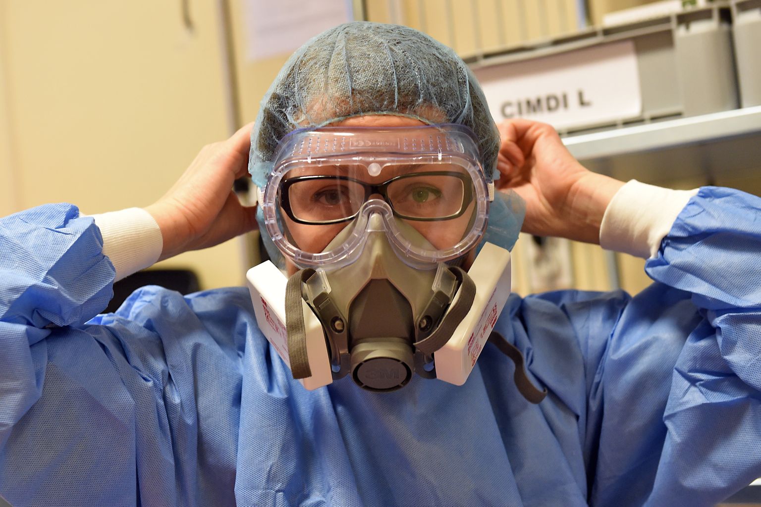 Rīgas Austrumu klīniskās universitātes slimnīcas stacionāra "Gaiļezers"  Bīstamo infekciju nodaļas nodaļas vadītāja Monta Madelāne gatavojas Covid-19 pacientu aprūpei.