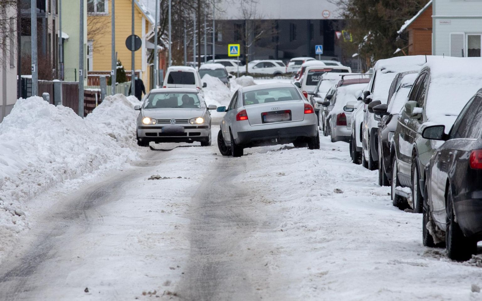 Pärnu Karusselli tänav on üks neist, mis on muutunud lumevallide ja parkivate sõidukite tõttu nii kitsaks, et kaks autot teineteisest mööduma ei mahu.