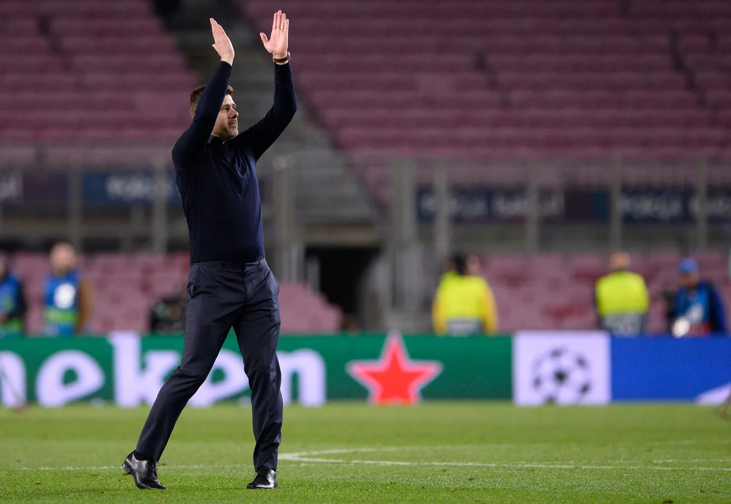 Mauricio Pochettino meeskonda Barcelonasse toetama sõitnud fännidele aplodeerimas.