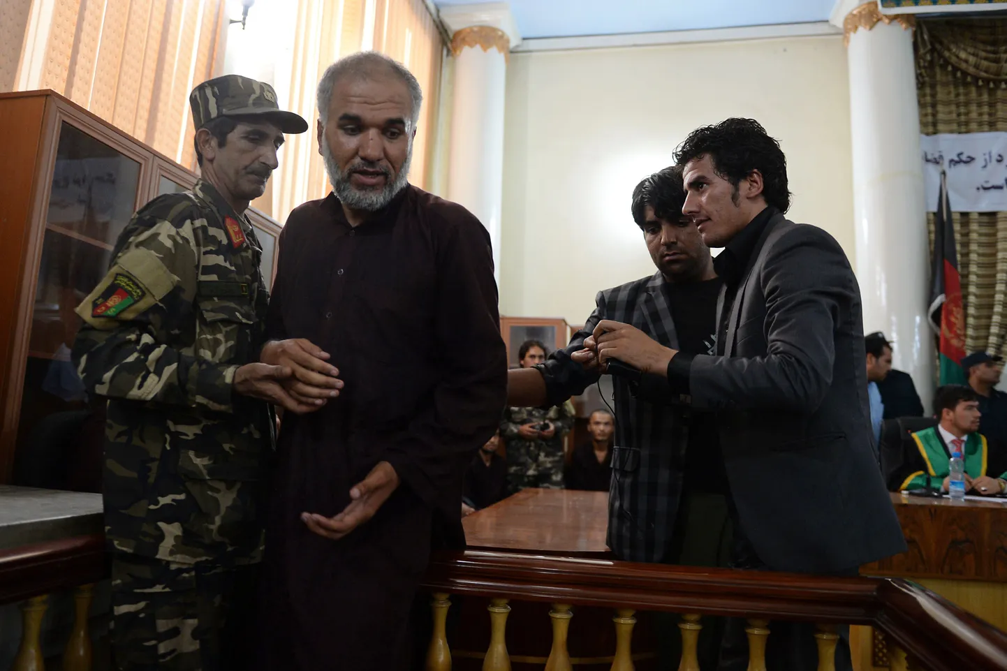 Üks süüdimõistetutest Azizullah (vasakult teine) kohtus.