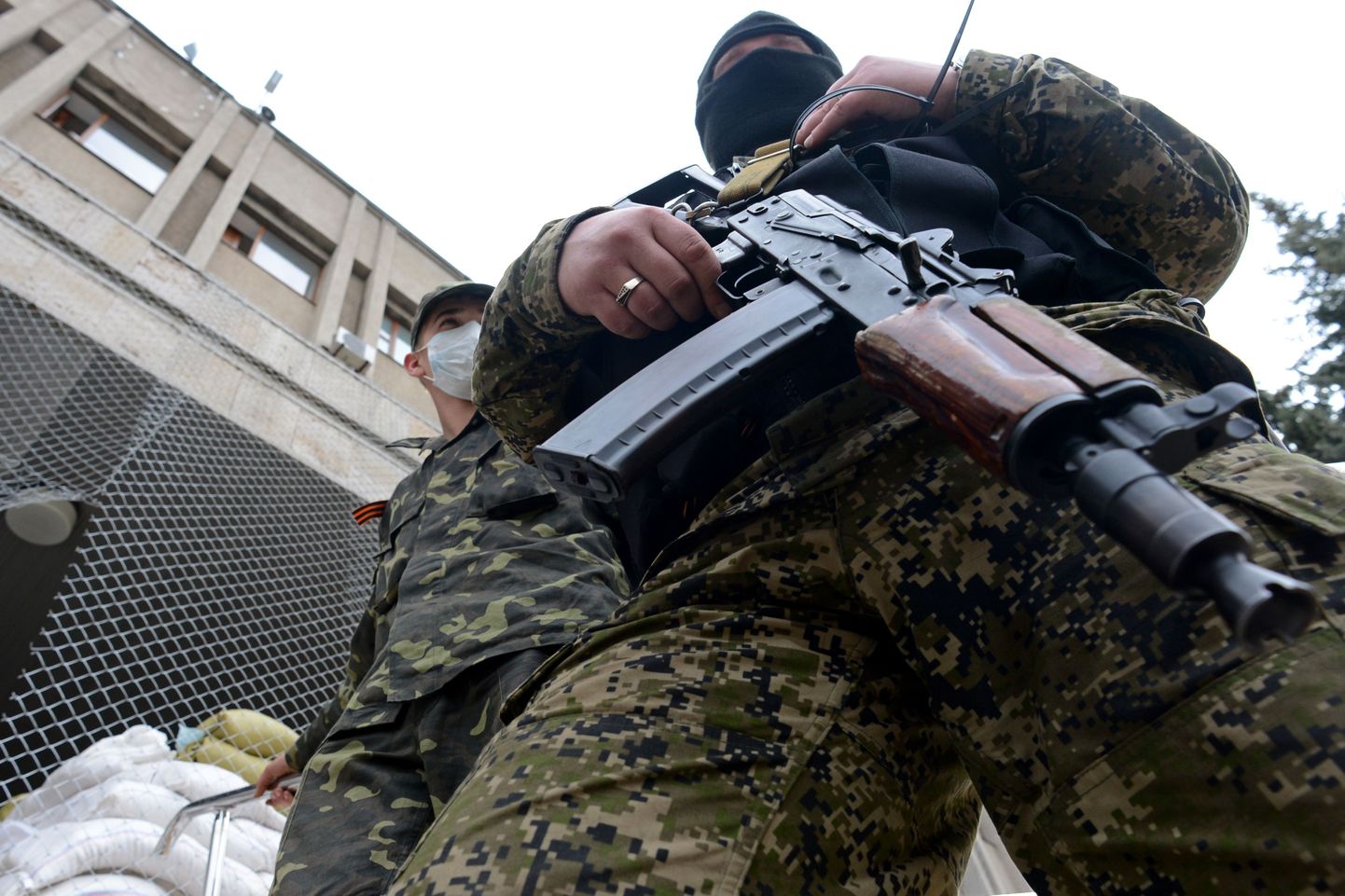 Лидер сепаратистов Славянска просит Путина ввести войска в три области Украины.