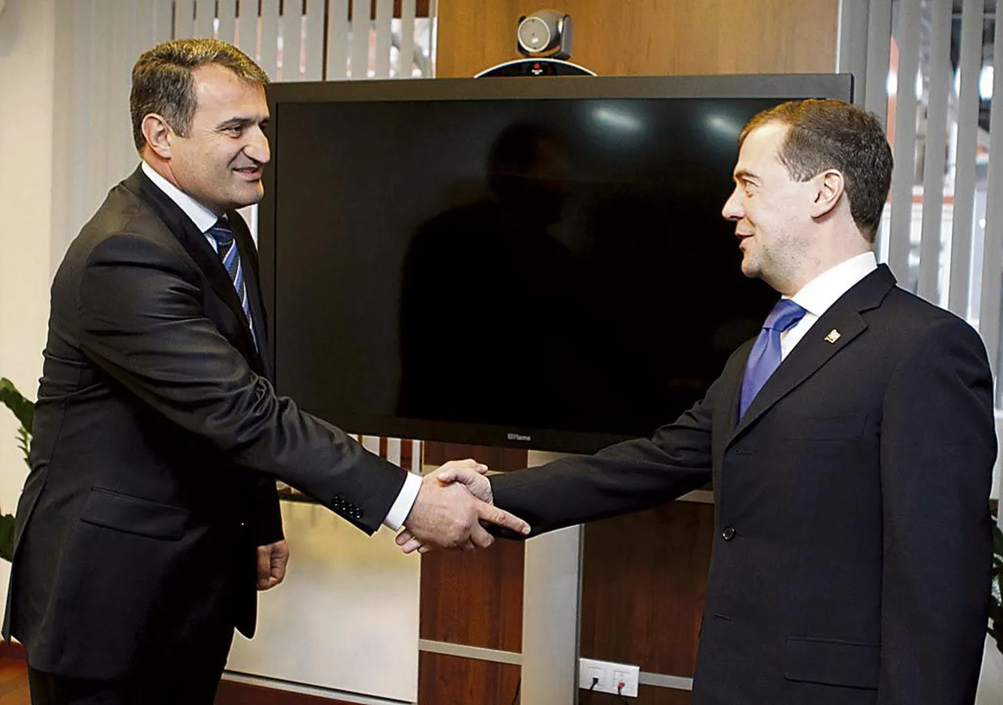 Vene president Dmitri Medvedev (paremal) kätleb Lõuna-Osseetia juhikandidaati Anatoli Bibilovit.