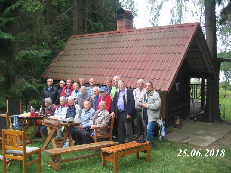 Koht, kus meestel hea laulda: sauna taga, tiigi ääres...