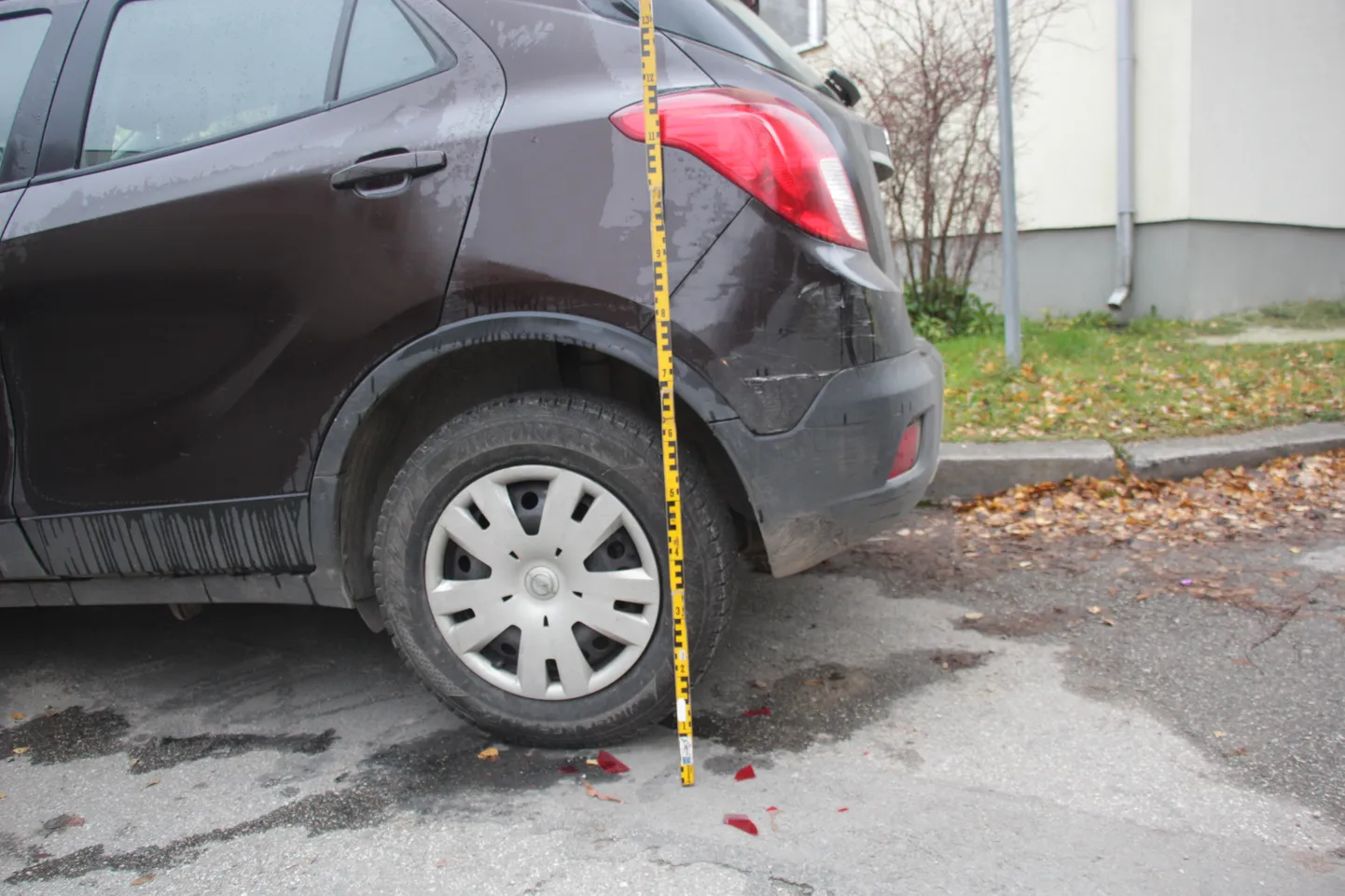 Tartus Ujula tänav 1 juures seisnud sõidukile Opel Mokka on keegi sõitnud vastu vasakpoolset tagumist nurka.