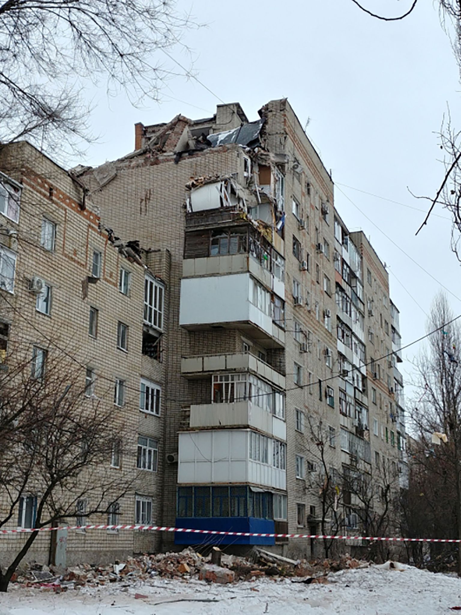 Krievijā daļēji sabrukusi dzīvojamā ēka