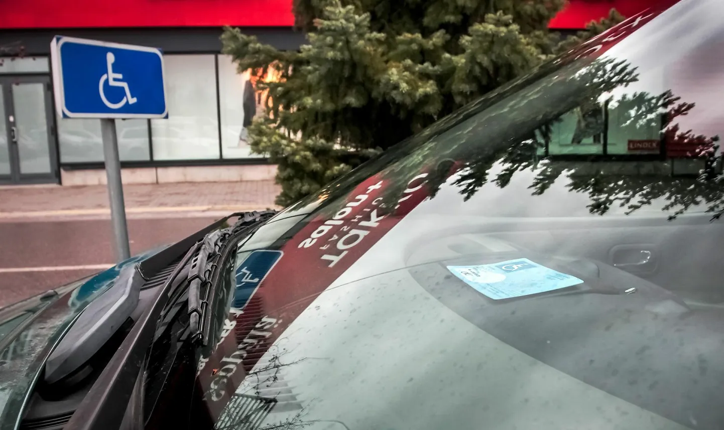 Puudega inimestel läheb sõiduki parkimiskaardi taotlemine lihtsamaks.