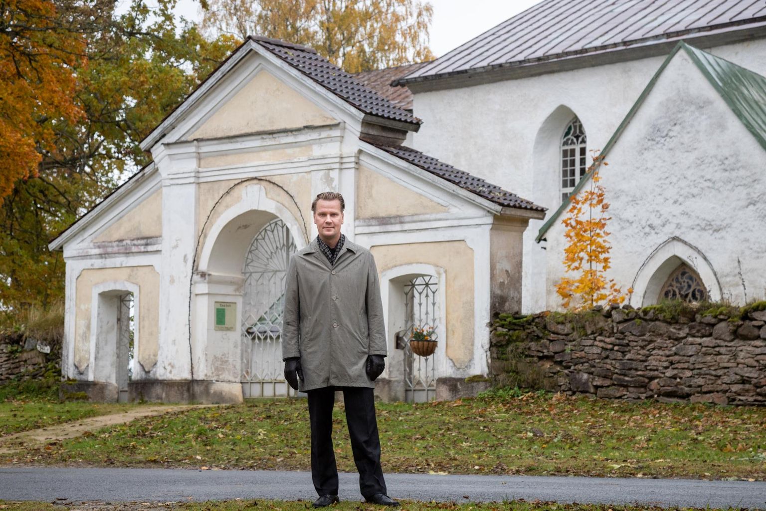 Peagi 43-aastaseks saav Hermann Kalmus on olnud Pilistvere Andrease koguduse õpetaja 2004. aastast. Kuu aega tagasi valis Põhja-Sakala volikogu ta vallavanemaks.