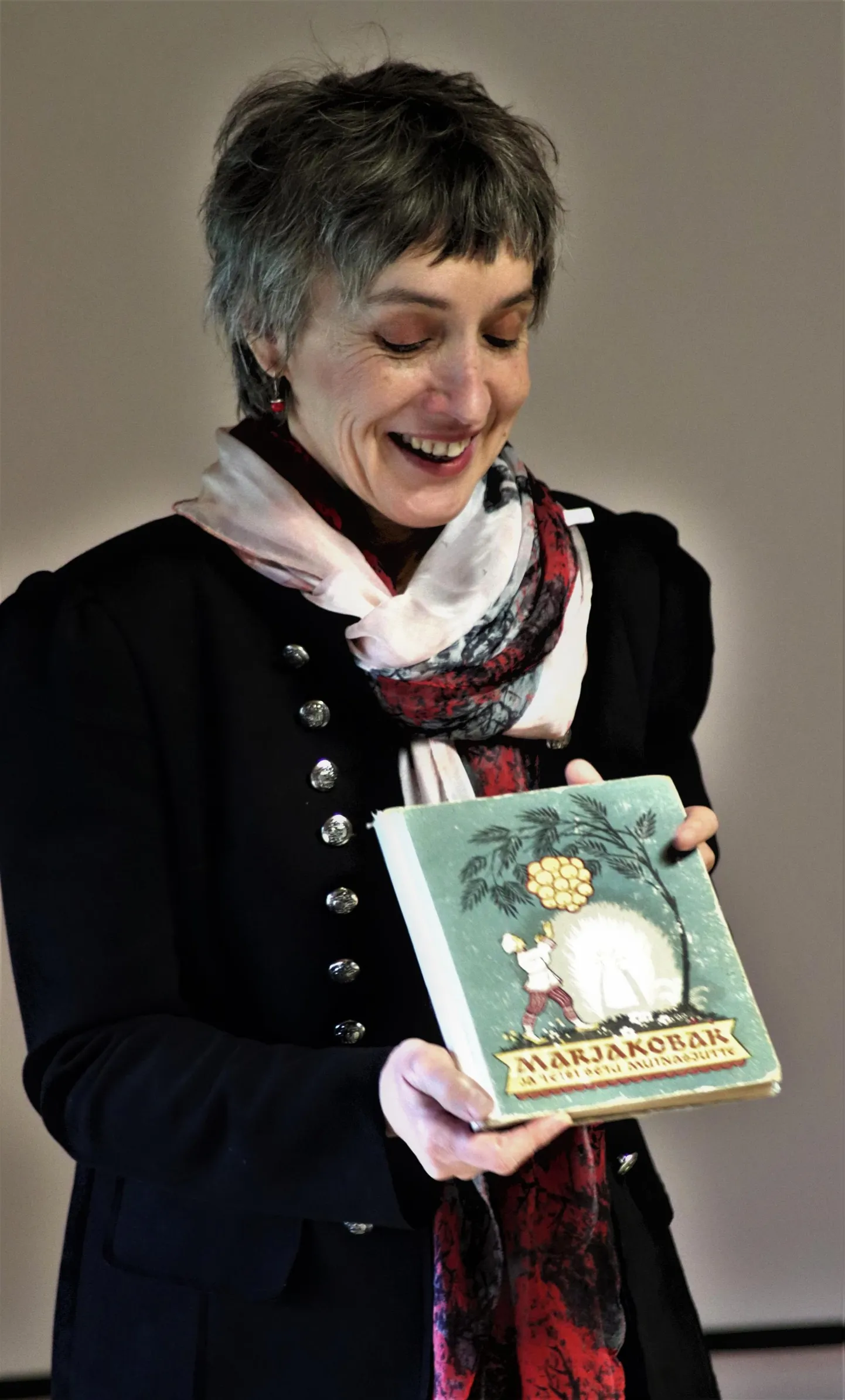 Väljakutse 11 x 11 autor jutuvestja Piret Päär tutvustab esimest väljakutseraamatut "Marjakobar ja teisi setu muinasjutte".