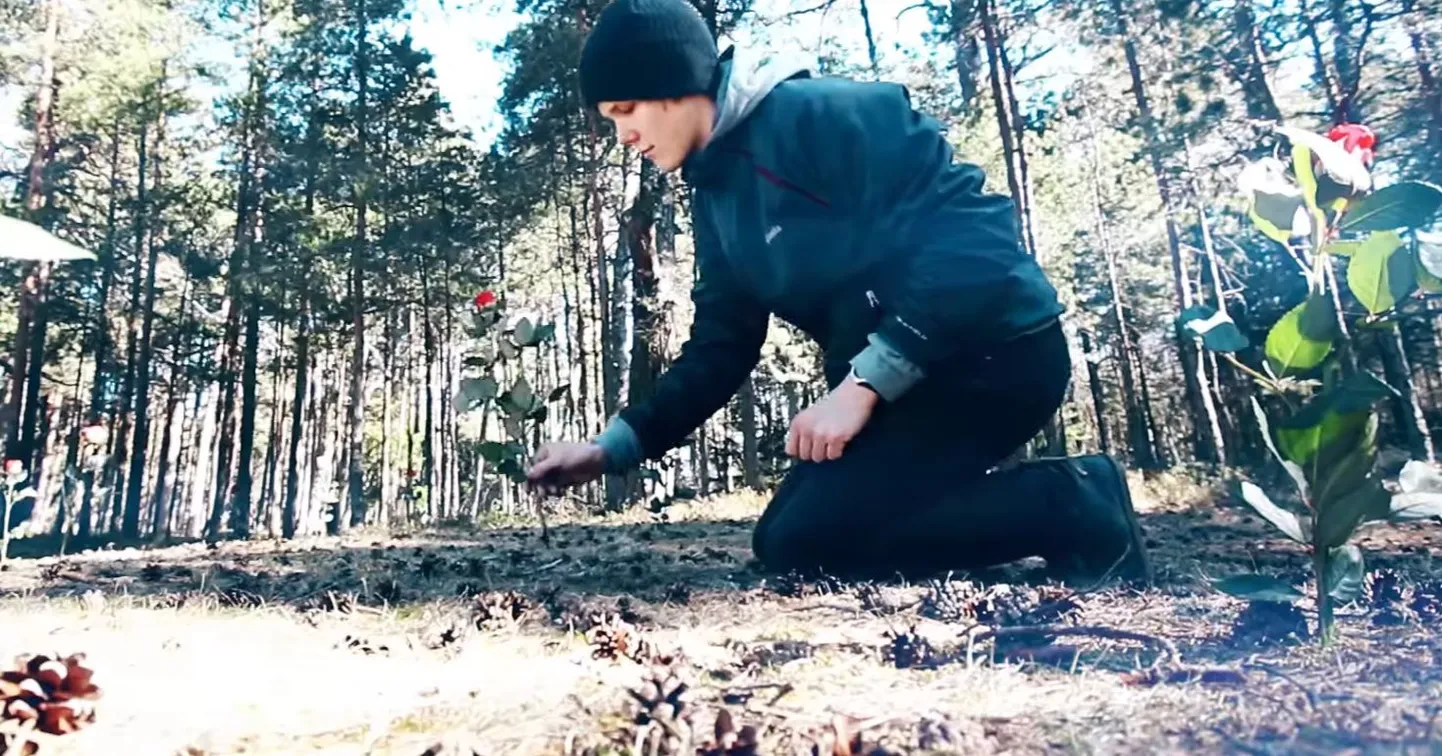 Noorte Kotkaste Pärnumaa maleva poiste ansambel The Snaps ühes Kaitseliidu ajakirja Kaitse Kodu ja Kaitseliidu Pärnumaa malevaga sepistasid emadele headeks soovideks muusikavideo loole „Aeg”.