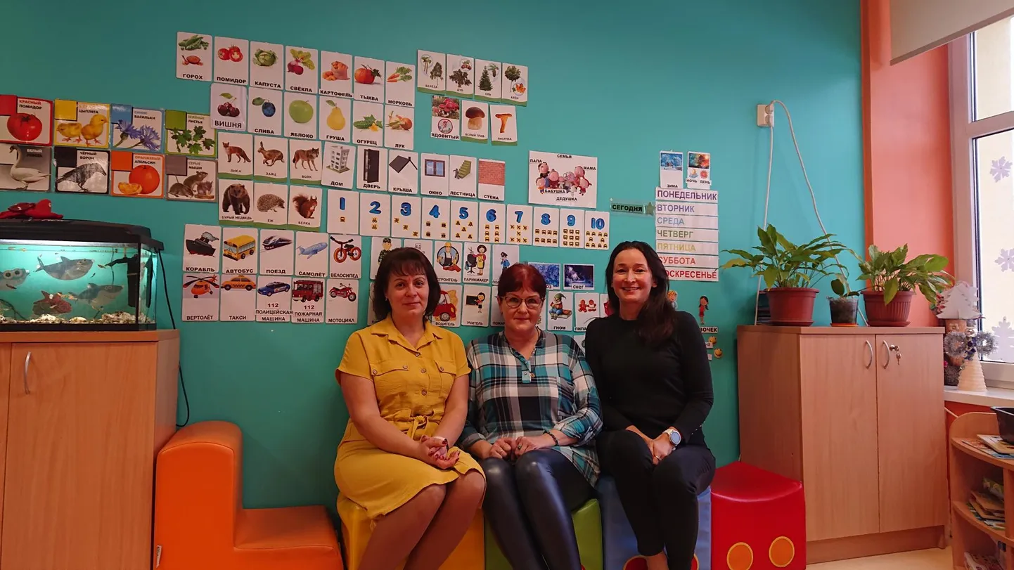 Keelekümblusrühmades käib õpe piltide, mängude ja laulu abil. Fotol õpetajad (vasakult) Rita Šumljanski, Svetlana Družkova ja direktor Lii Jairus.