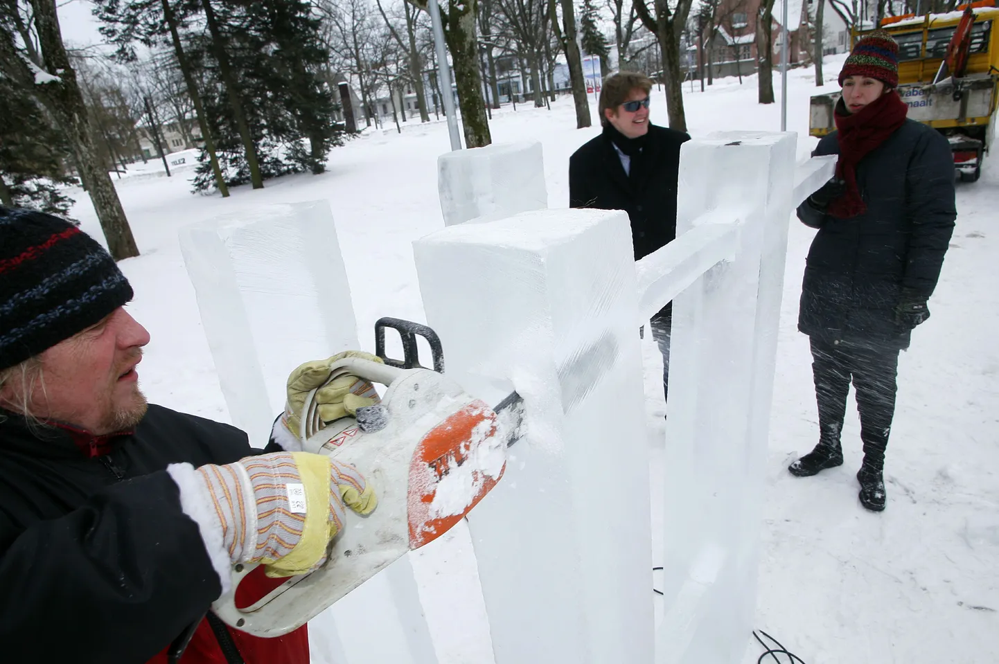 Üllar Kallau abistab Liina Stratskast jääploki saagimisel.