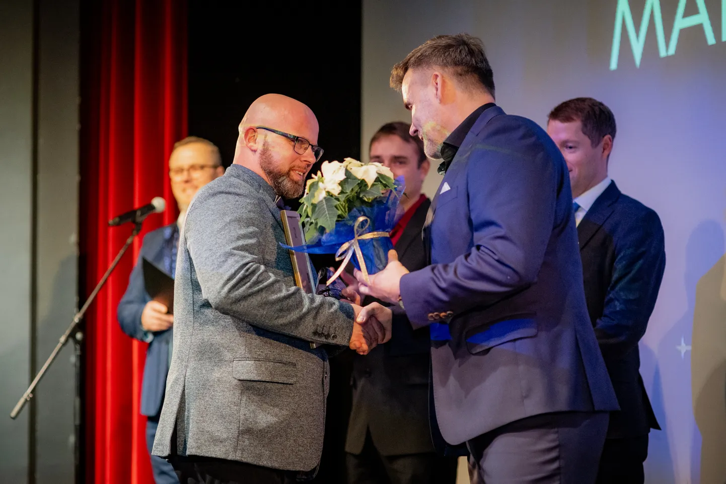 PARIM ABIPOLITSEINIK 2024 on Marek Lopp (vasakul), keda õnnitleb Kuressaare politseijaoskonna juht Rainer Antsaar.