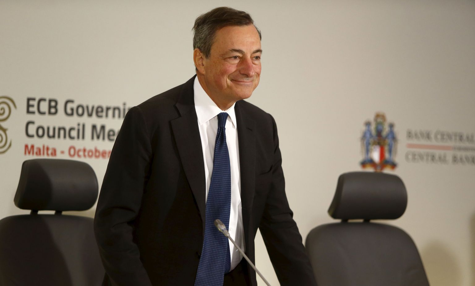 Euroopa Keskpanga president Mario Draghi täna pressikonverentsile saabumas.