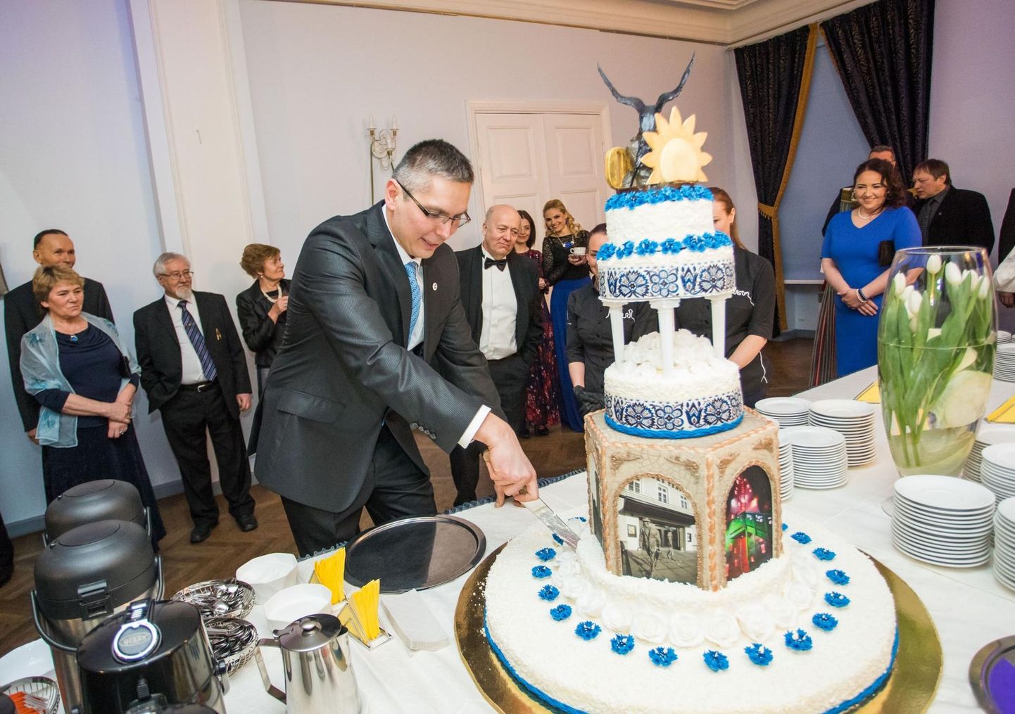 Nagu iga sünnipäevapidu, lõpeb ka Eesti oma tordi lahtilõikamisega. Rakvere linna korraldataval vastuvõtul on see au ka sel aastal linnapea Marko Tormil.
