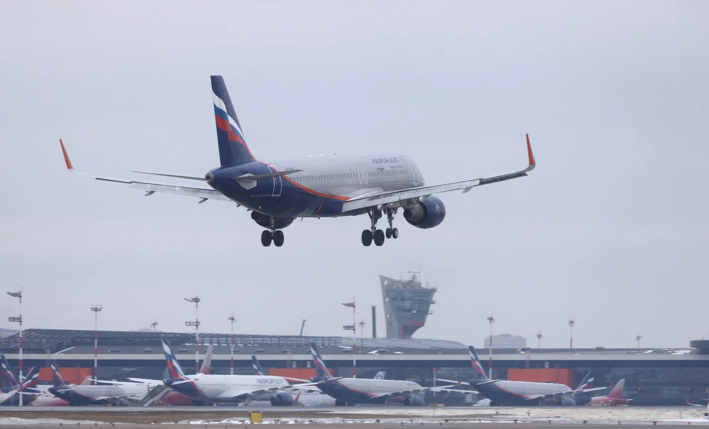 Venemaa lennufirma Aeroflot lennuk Airbus A320 maandumas Moskva Šeremetjevo rahvusvahelise lennujaama lennuväljale