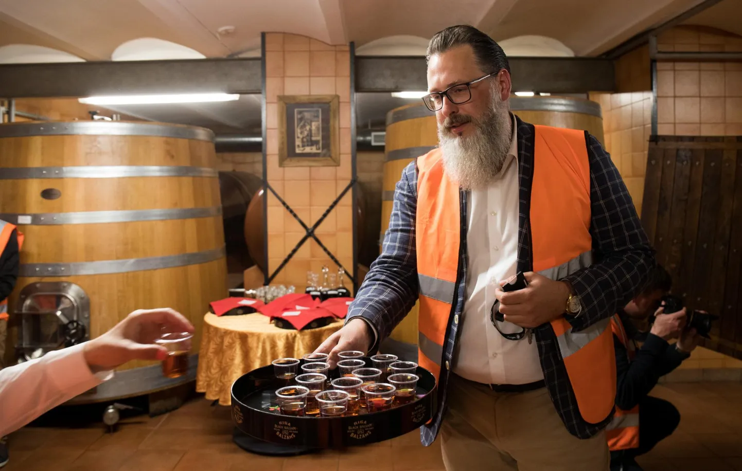 Amber Beverage Groupi kontserni rahvusvaheline brändijuht Māris Kalniņš tutvustamas Riias ettevõtte Latvijas Balzamsi tehases ettevõtte joogivalikut. FOTO: Liis Treimann