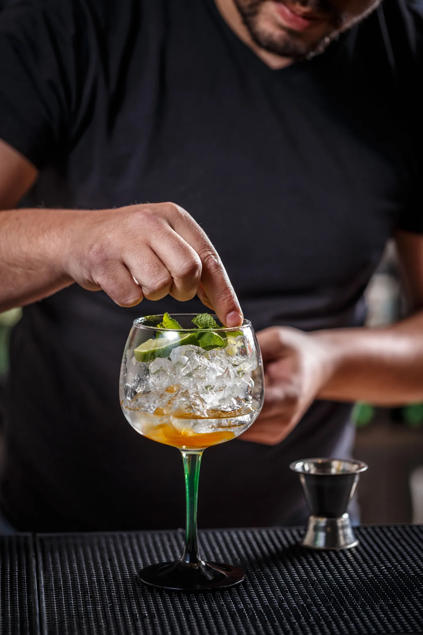 Alkohoolse kokteili valmistamine.
