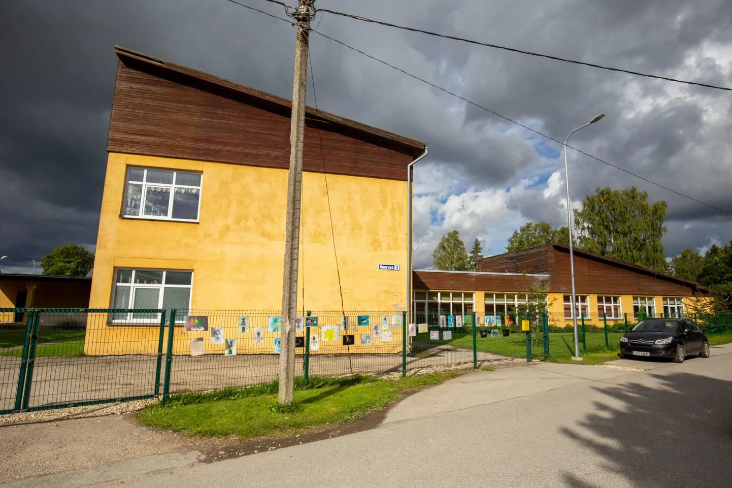 Roosna-Alliku lasteaia kohal on piltlikult öeldes murepilved püsinud juba aastaid, sest maja laguneb.