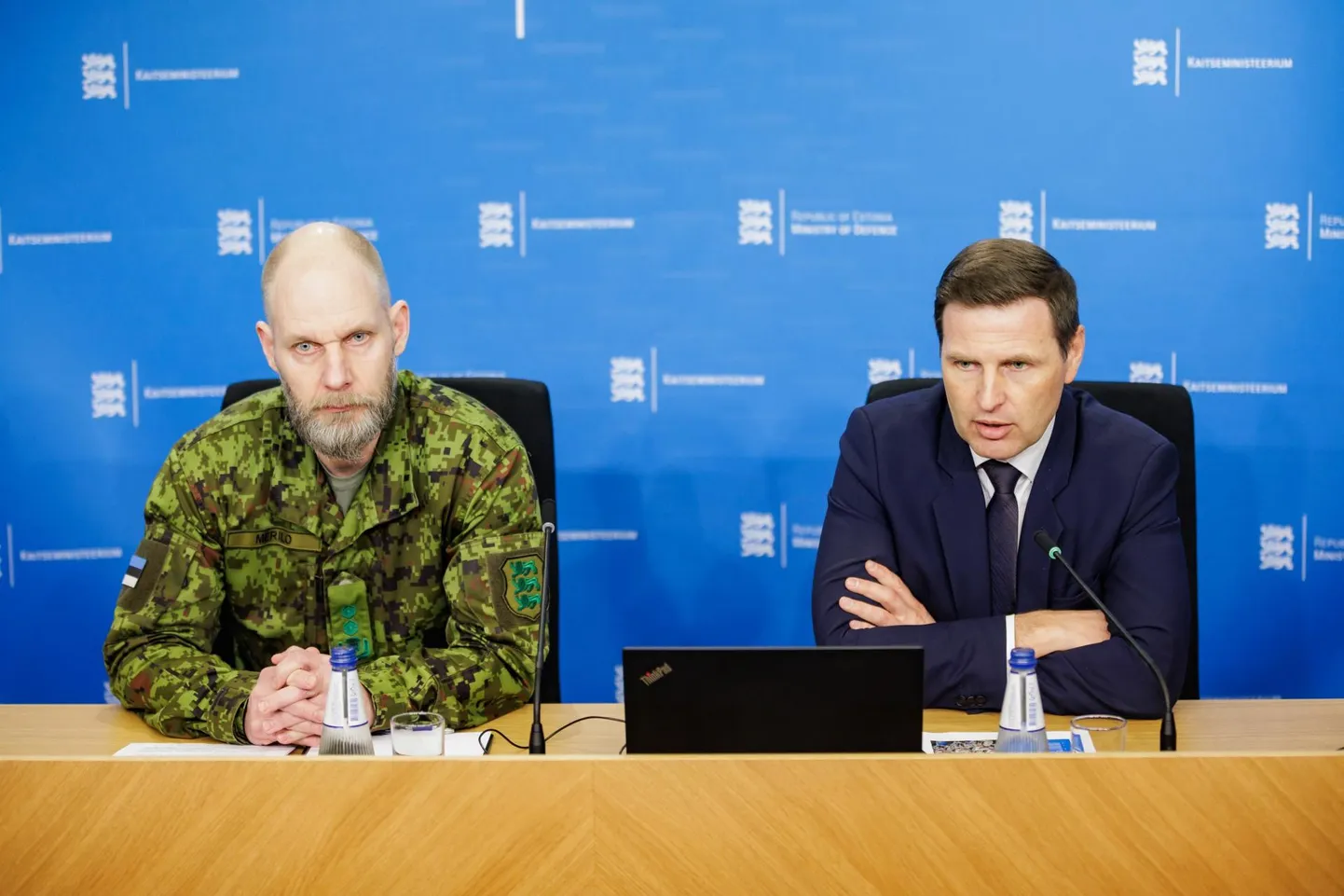 Veidi liiga tihti oleme riigi esindajatelt kuulnud õigeaegse info asemel juttu Vene infosõja eesmärkide teenimisest. Pildil kaitseväe juhataja kindralleitnant Andrus Merilo ja kaitseminister Hanno Pevkur.