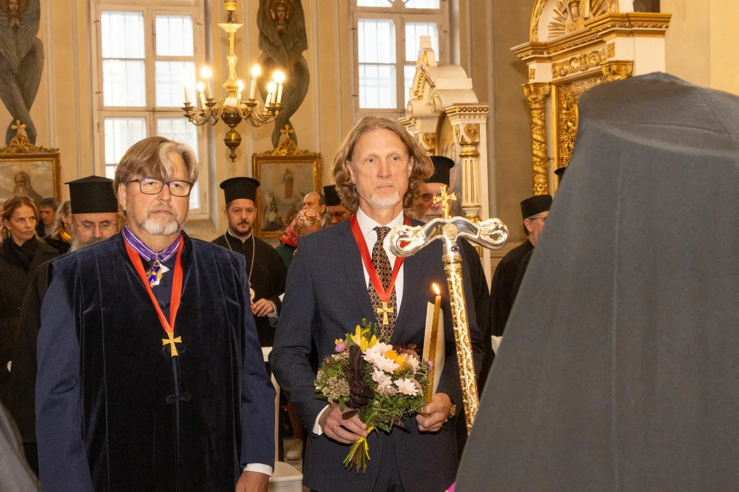 Ettevõtja Enn Rand (paremel) arhondiks pühitsetuna Pärnus Issandamuutmise kirikus. Vasakul Viljo Vetik.