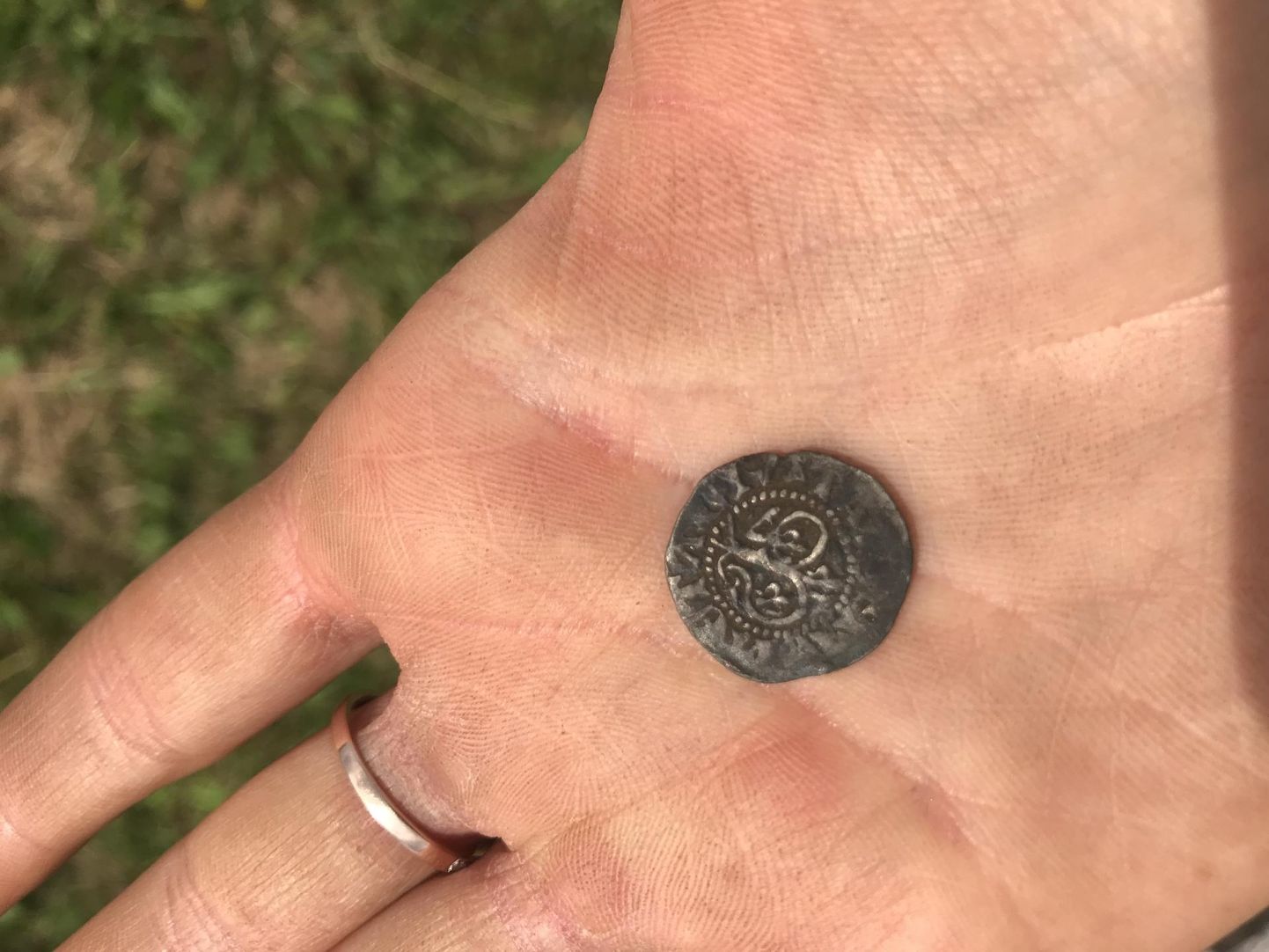 Gotlandil vermitud hõbemünt. Sellised olid Eestis kasutusel käiberahana.