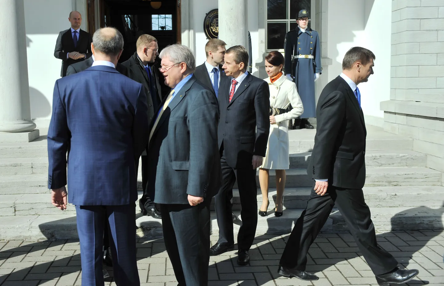 Ühispildile kogunemine Kadriorus presidendi kantselei ees.