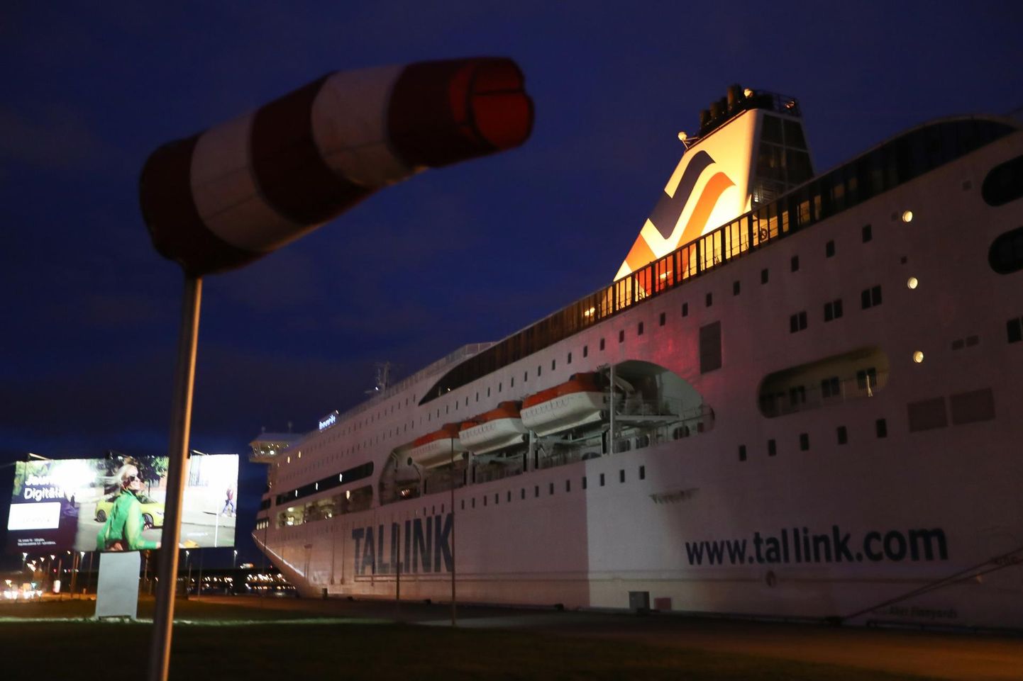 Parvlaev Romantika Läti sadamas. Välisministeerium koostöös Tallink Grupiga suunab Euroopas koju pöördumist ootavatele eestlastele järele laeva Romantika