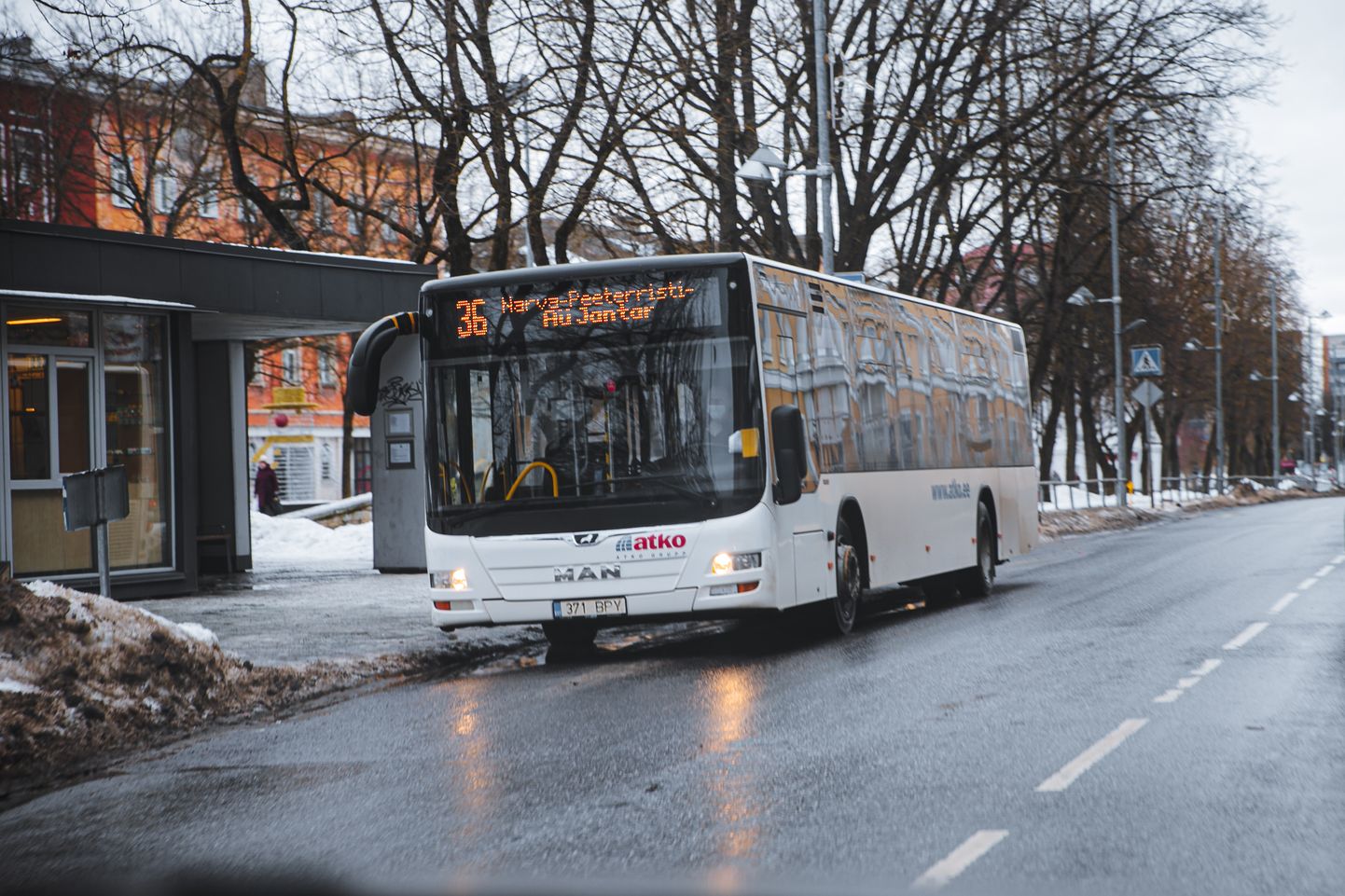 ASile ATKO Bussiliinid kuuluv buss Narva kesklinnas. Praegu ettevõte enam linnaliine ei teeninda, kuid siiani käib linnaga kohtuvaidlus saamata jäänud piletitulu üle.