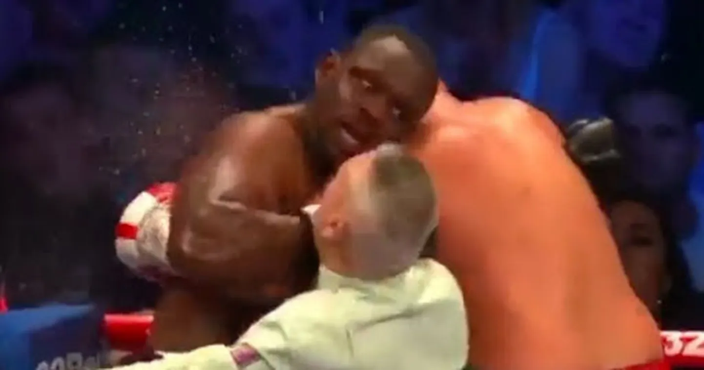Ekraanitõmme hetkest, mil Shane Fury pritsis Dillian Whyte’i veega.