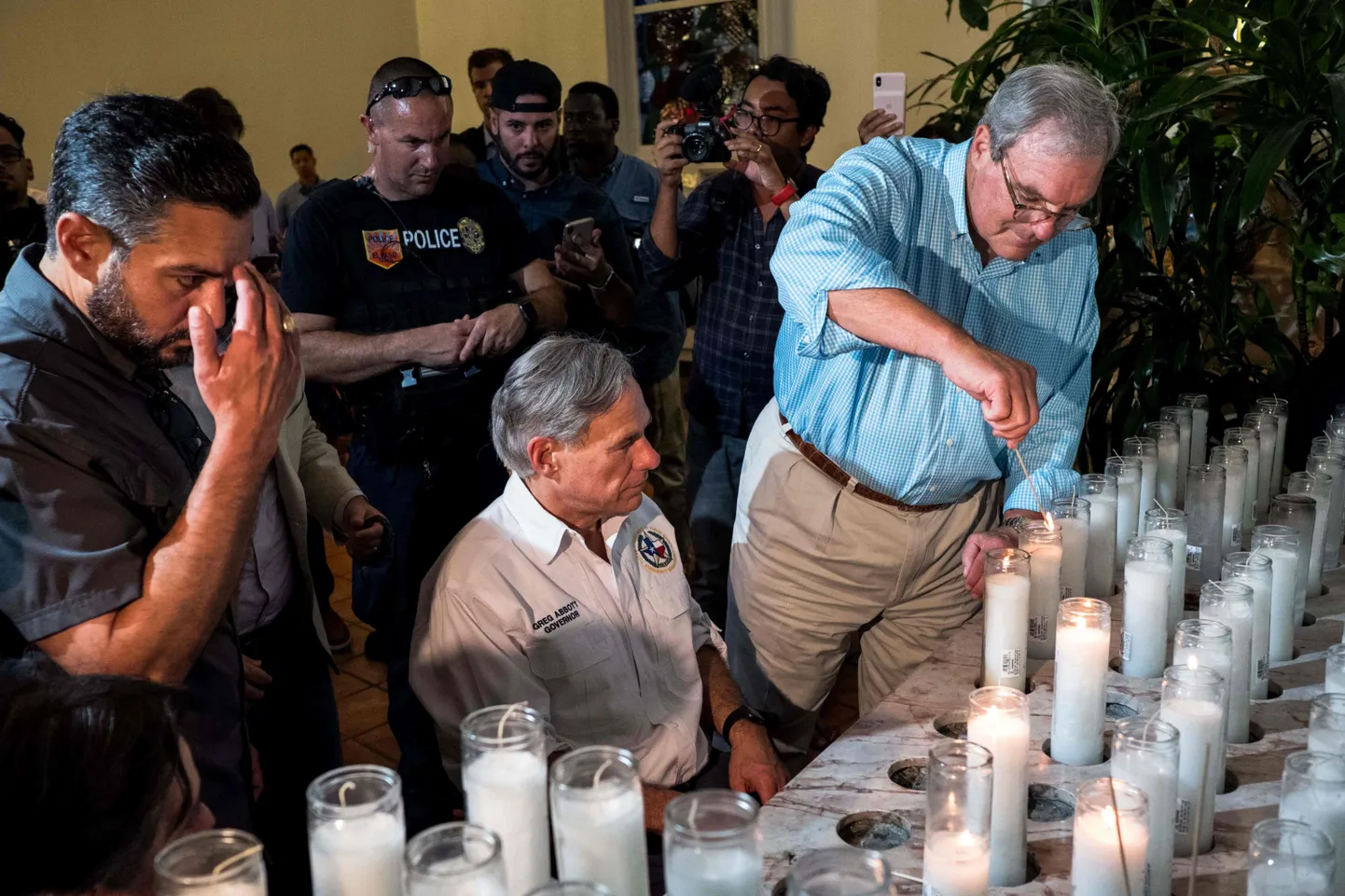 Texase kuberner Greg Abbott (keskel) ja El Paso linnapea Dee Margo (paremal.