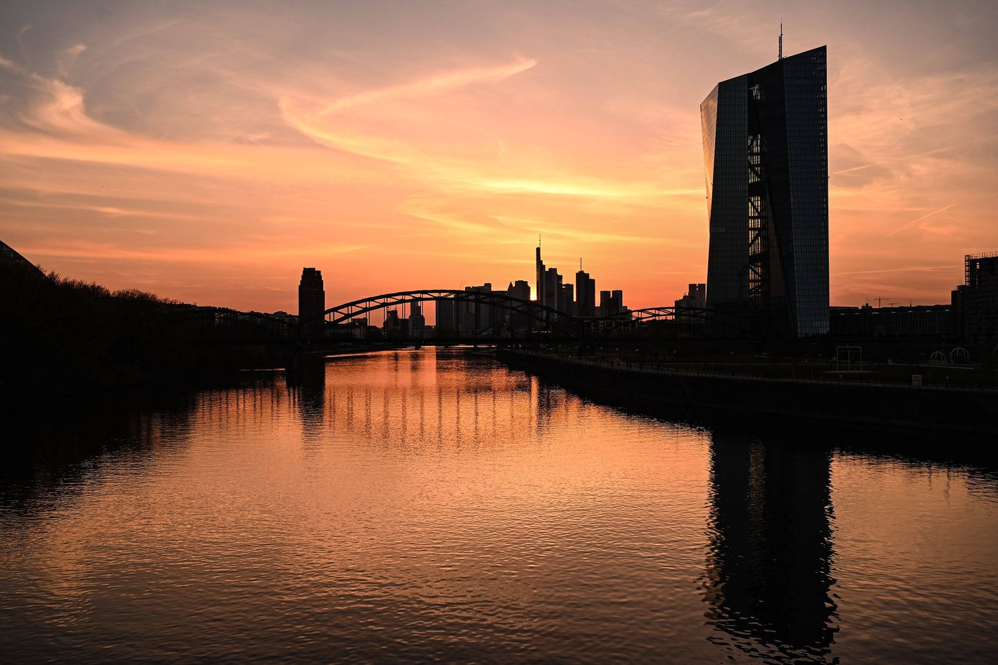 Euroopa Keskpanga ja Deutsche Banki tornid Frankfurdi siluetil.