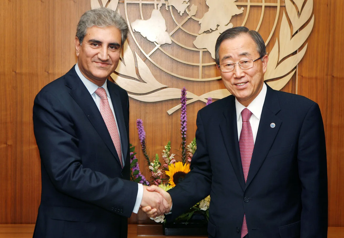 ÜRO peasekretär Ban Ki-moon (paremal) ja Pakistani välisminister Shah Mahmood Qureshi (vasakul).