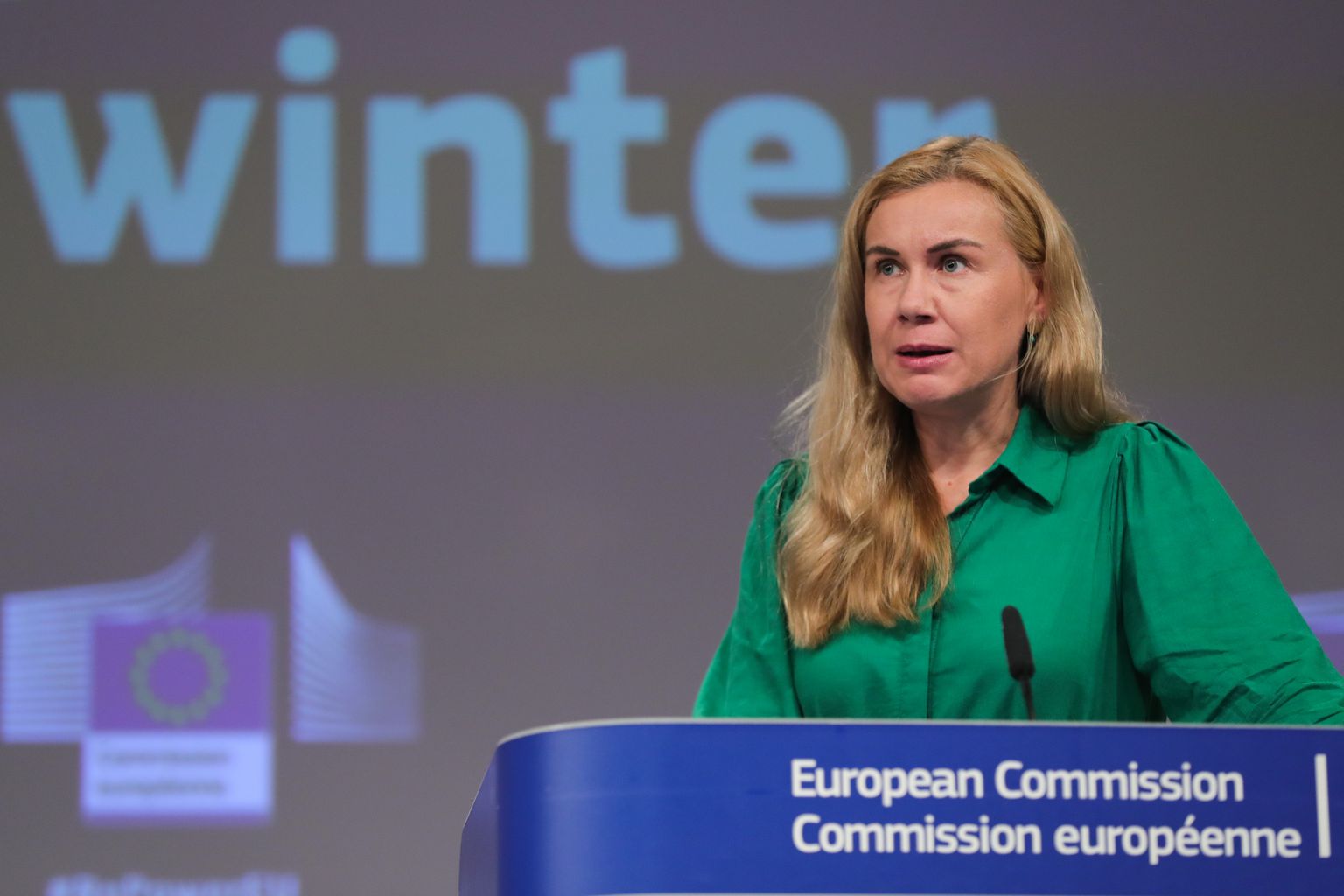 Euroopa Komisjoni energiavolinik Kadri Simson 20. juulil 2022 Brüsselis pressile talvekülma kirjeldamas.