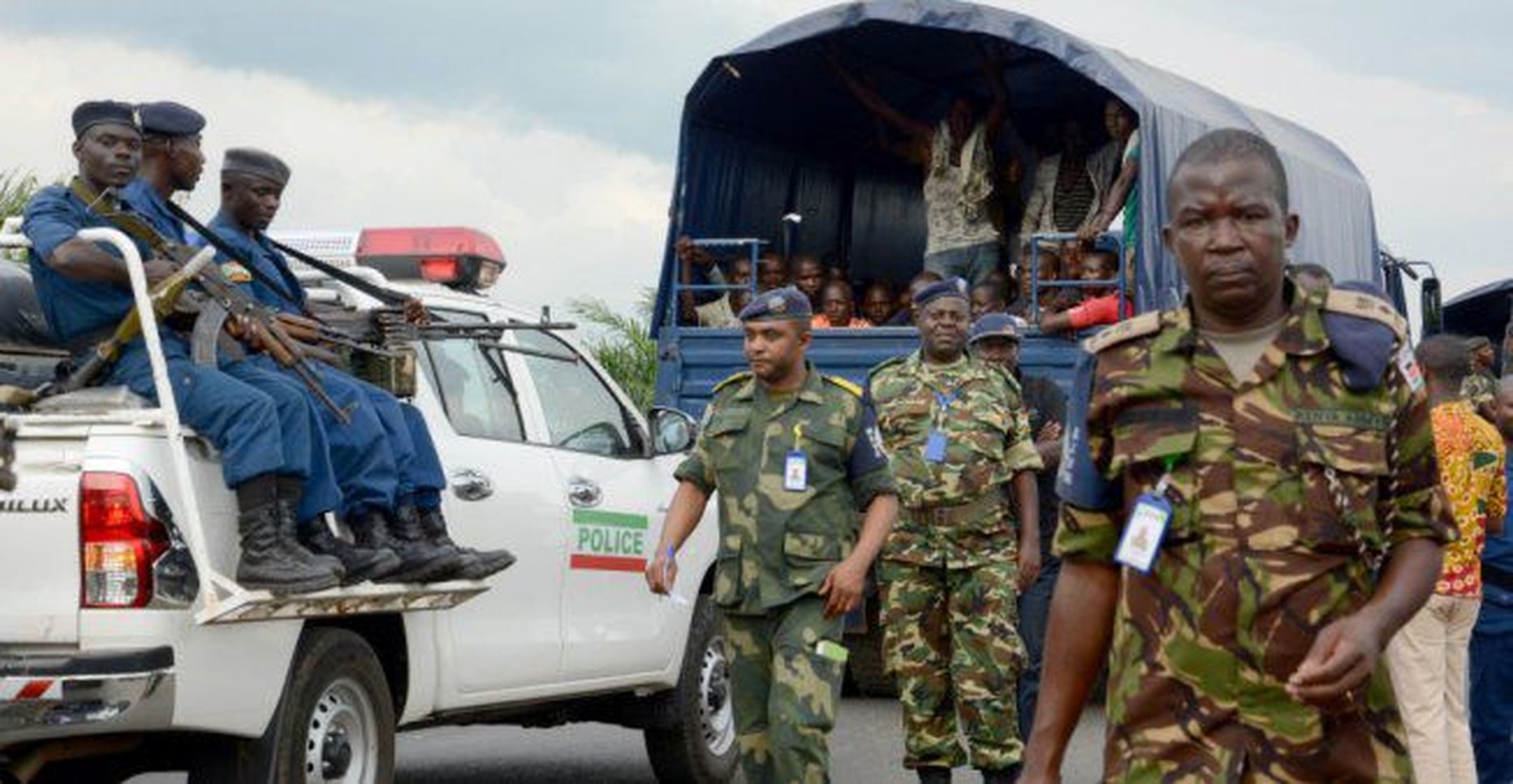 Kongo DV politseinikud Burundi piiri ääres.