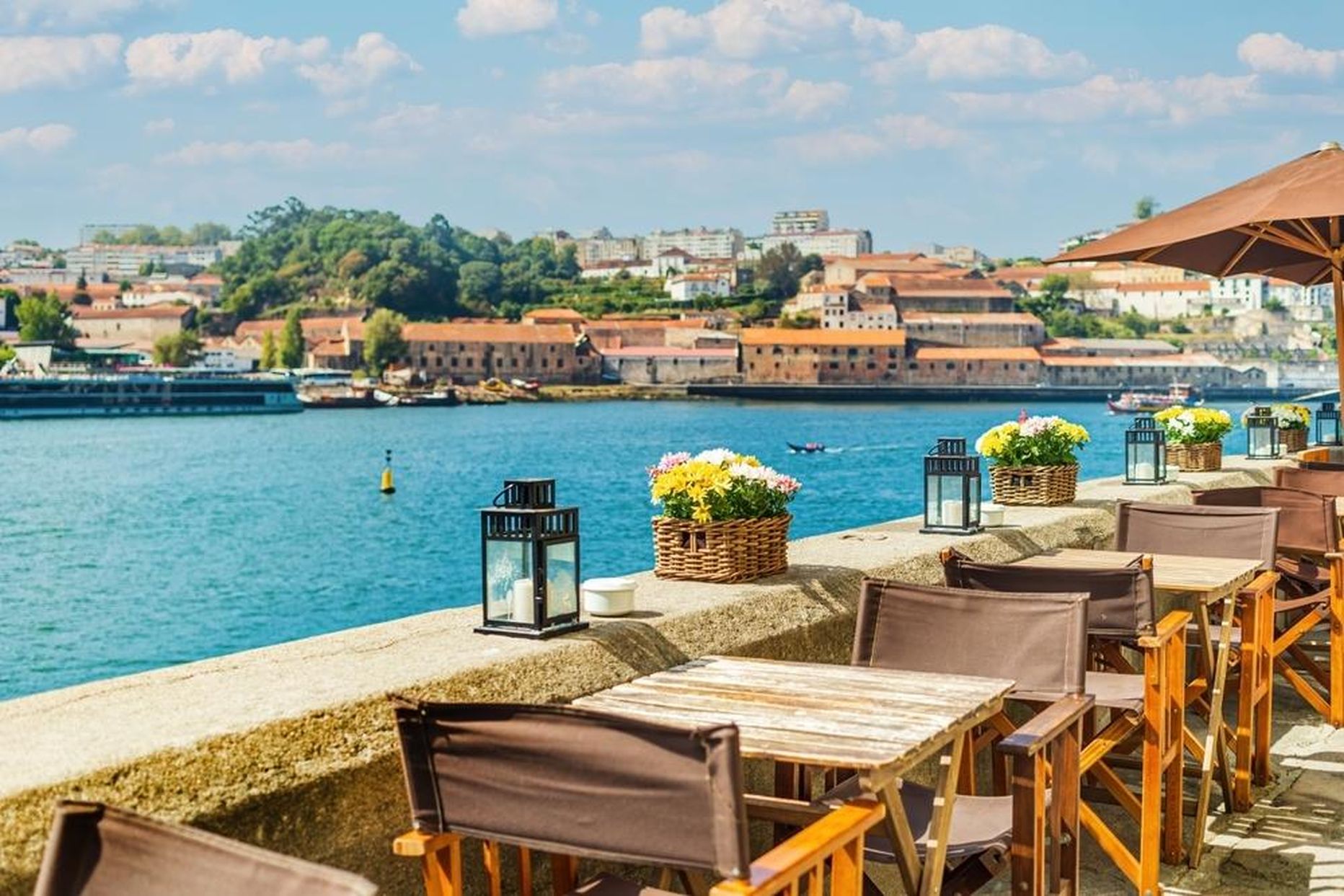 Portos on jõeäär toredasti vinoteeke ja kohvikuid täis, kõik omanäolised ja ägedad.
