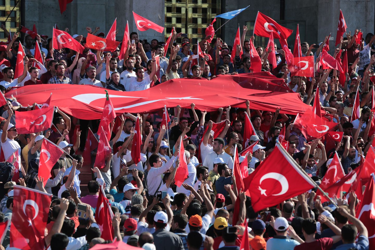 Türklased rahvuslippudega.