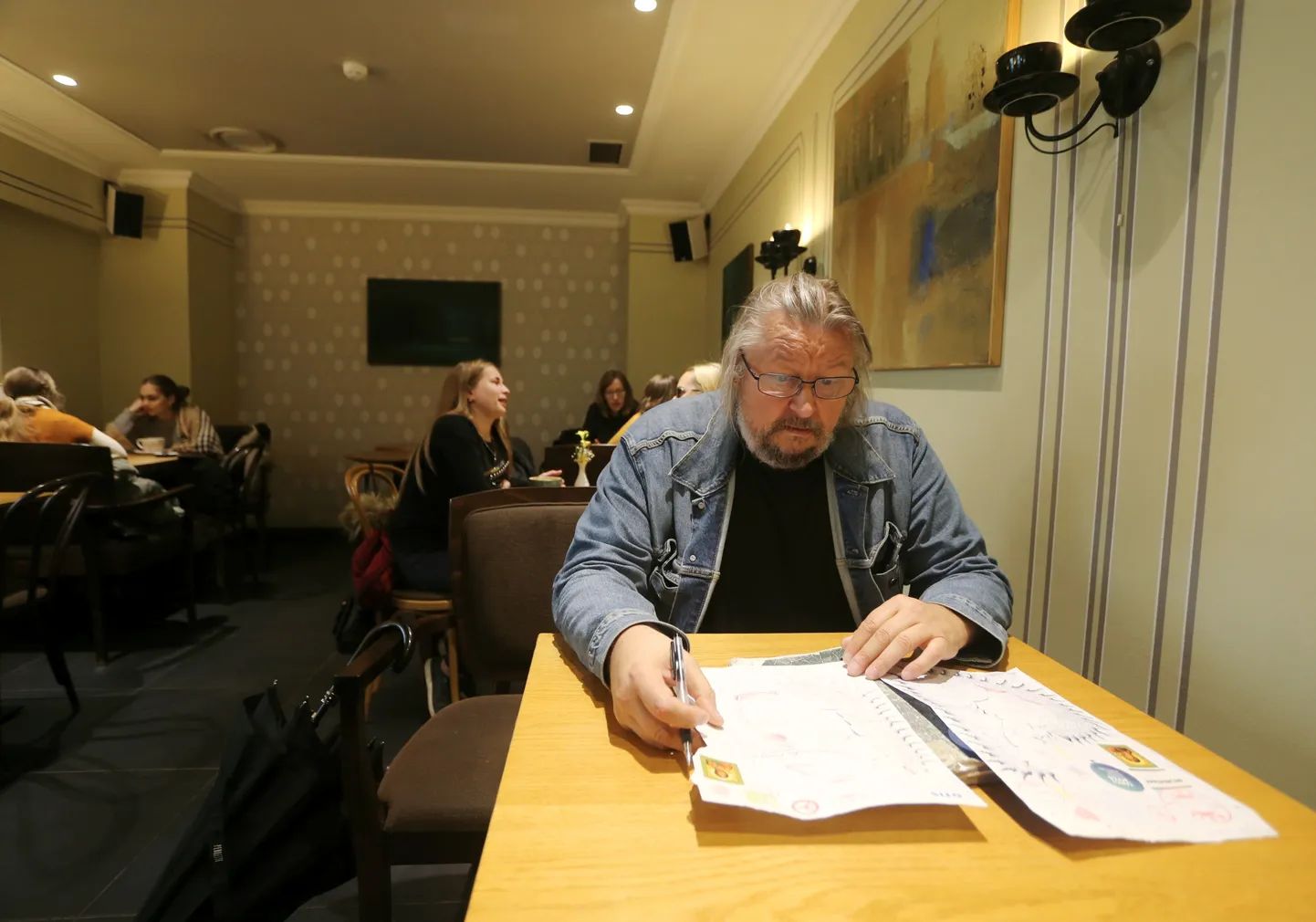 Ilmar Kruusamäe joonistab igal ajahetkel ja igal pool, näiteks nagu Werneri kohvikus.